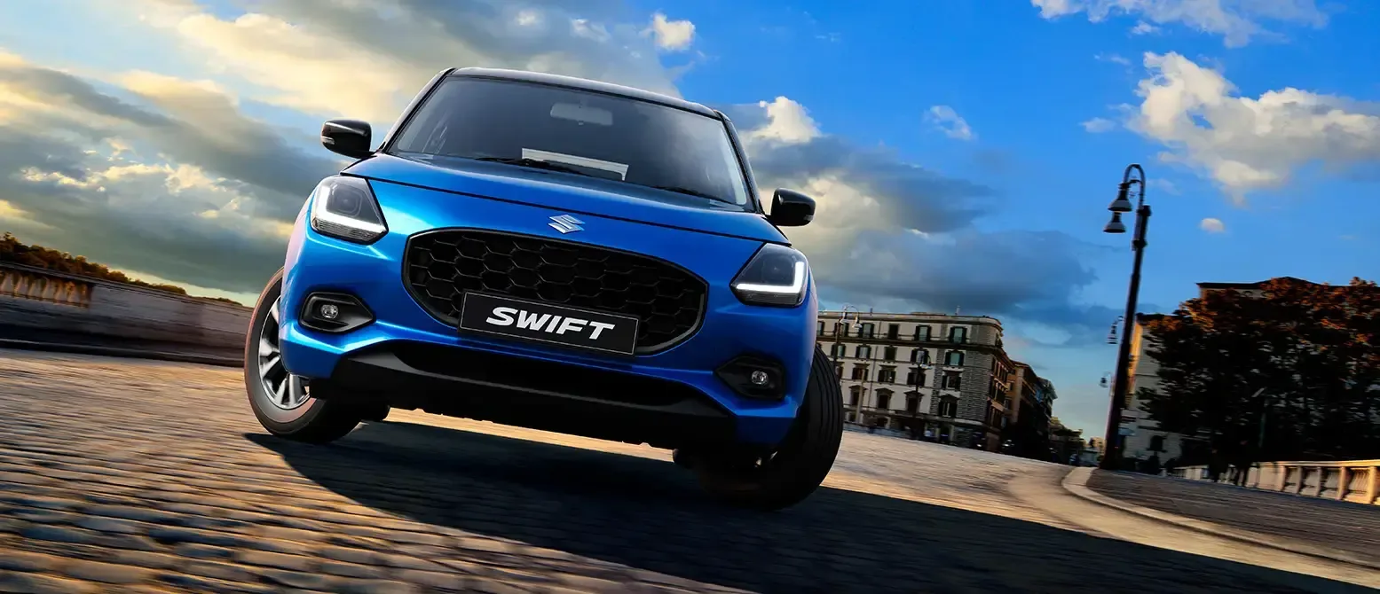 Suzuki Swift 0 km azul, visto de frente en movimiento